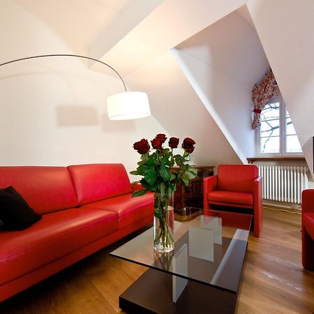 Palac Pakoszow Schlosshotel Wernersdorf يلينيا غورا المظهر الخارجي الصورة A living room in a German apartment