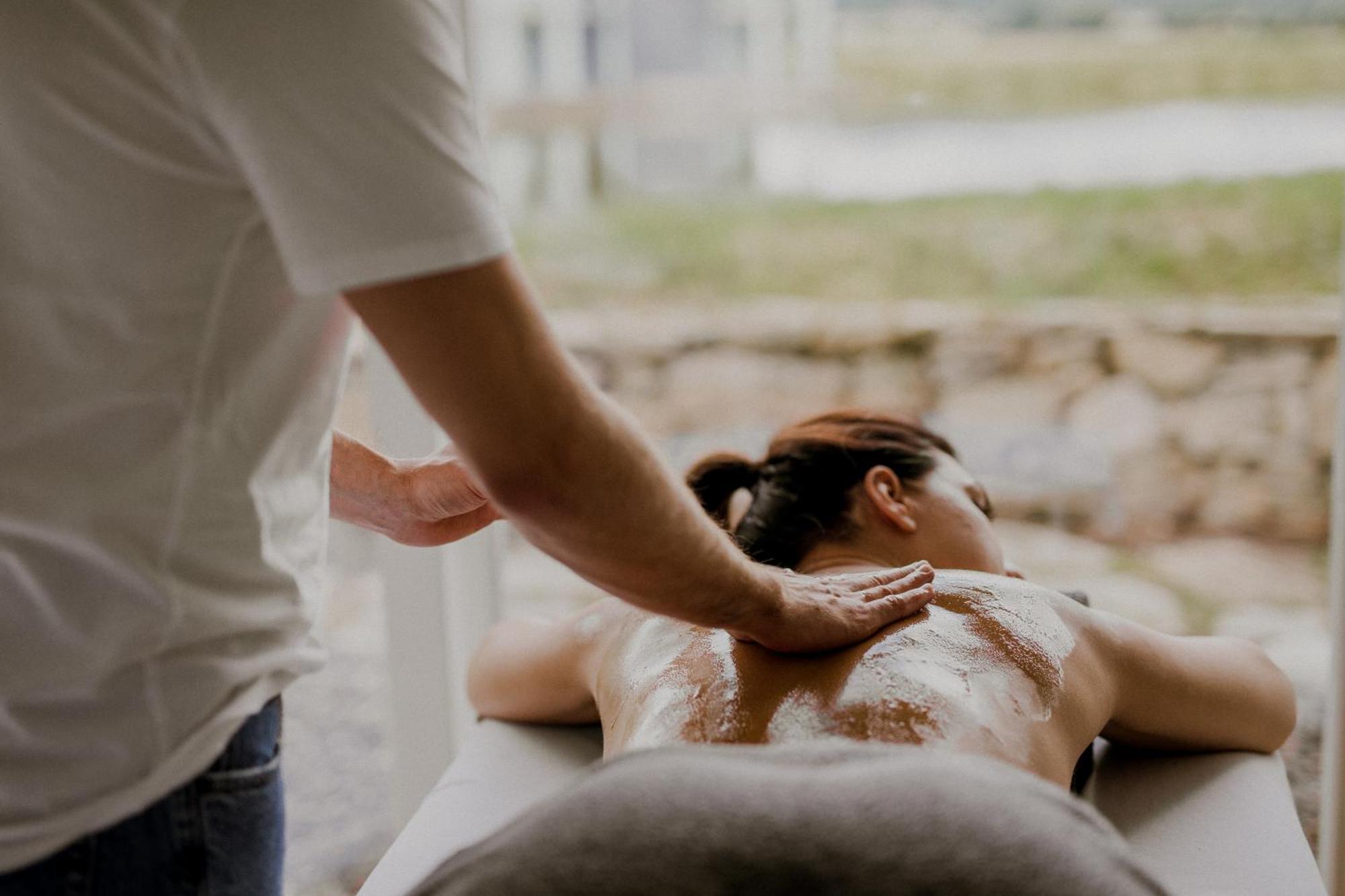 Palac Pakoszow Schlosshotel Wernersdorf يلينيا غورا المظهر الخارجي الصورة A woman receiving a mud bath