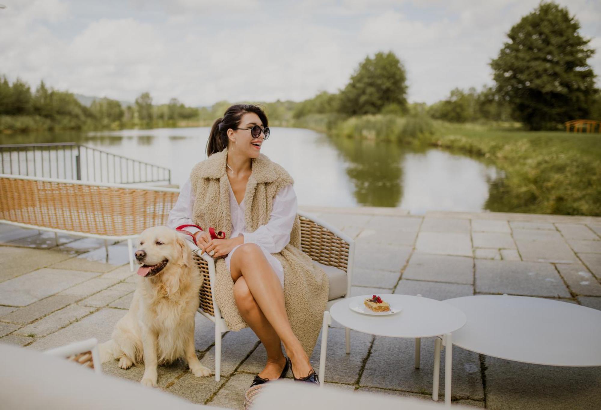 Palac Pakoszow Schlosshotel Wernersdorf يلينيا غورا المظهر الخارجي الصورة A woman with her dog