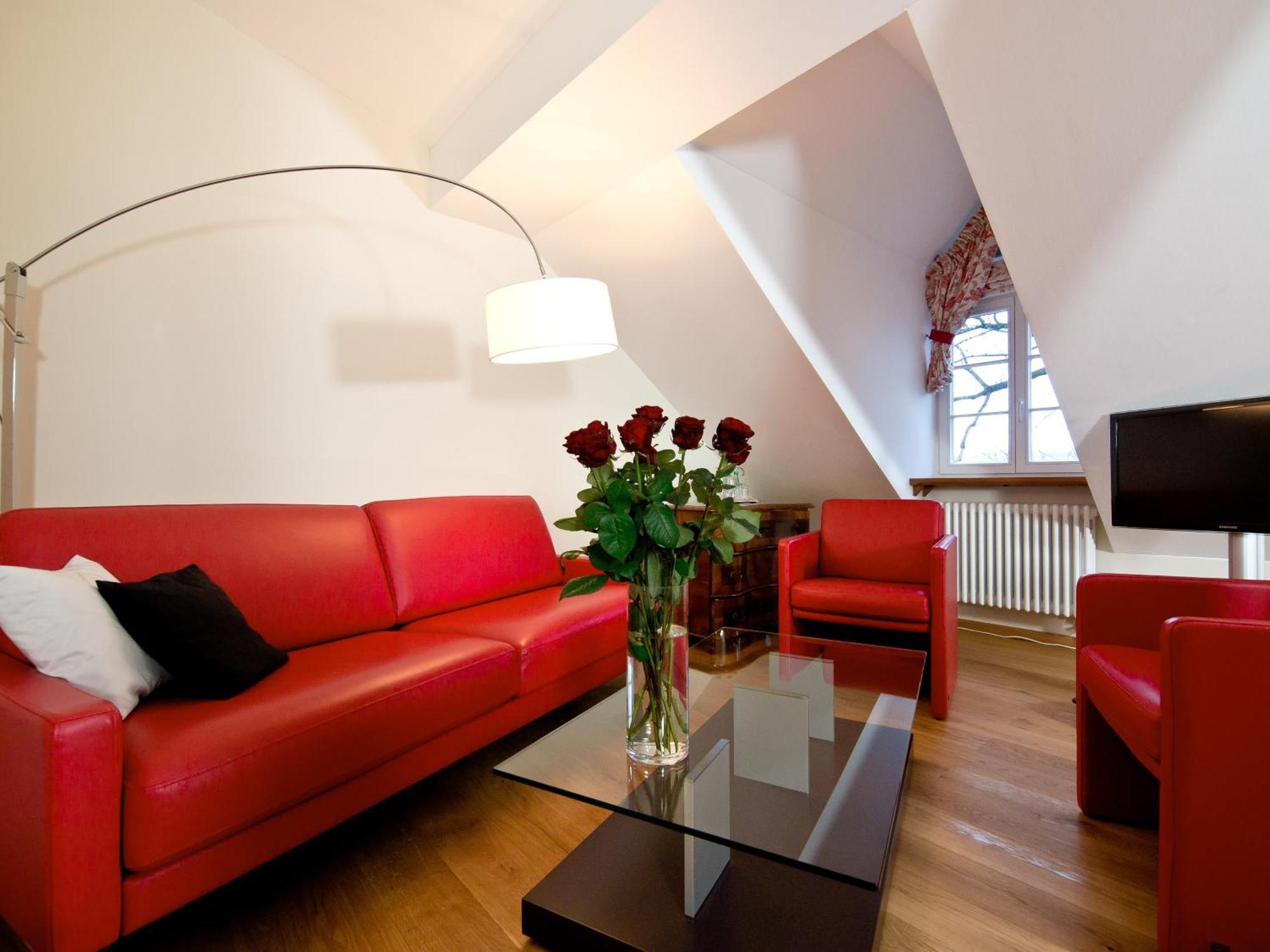 Palac Pakoszow Schlosshotel Wernersdorf يلينيا غورا المظهر الخارجي الصورة A living room in a German apartment