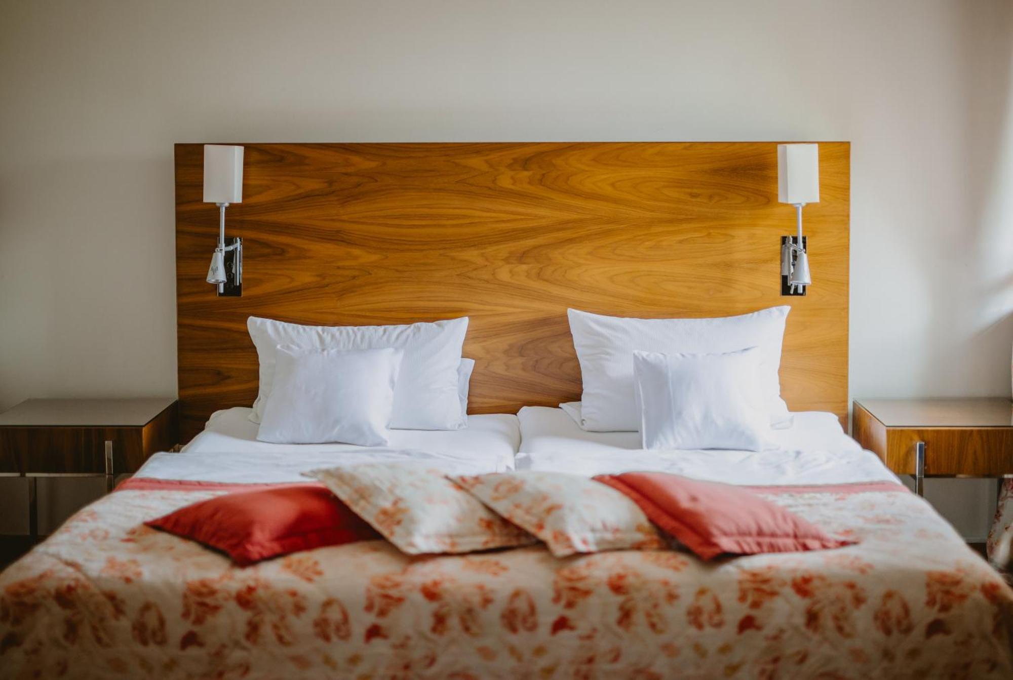 Palac Pakoszow Schlosshotel Wernersdorf يلينيا غورا المظهر الخارجي الصورة A bed with pillows