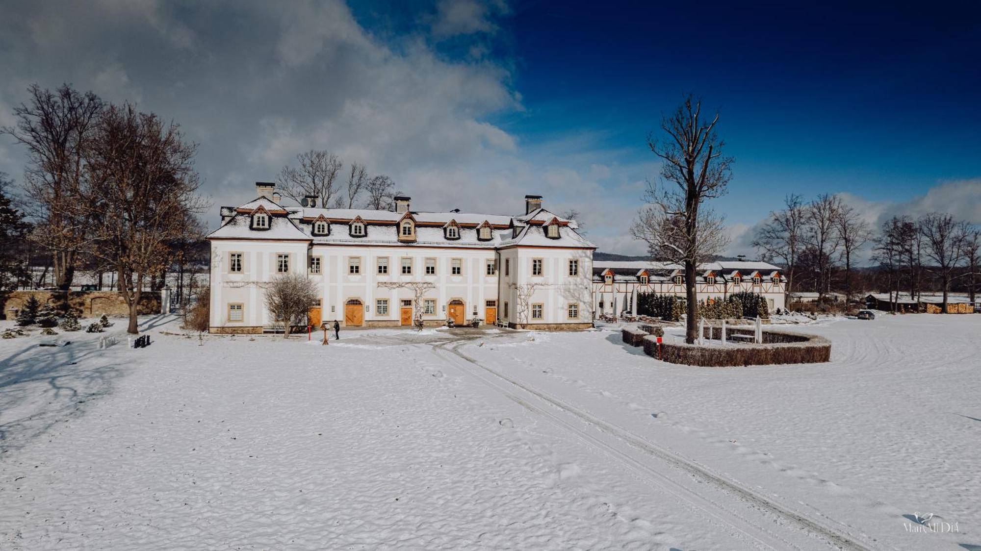 Palac Pakoszow Schlosshotel Wernersdorf يلينيا غورا المظهر الخارجي الصورة The main building of the university