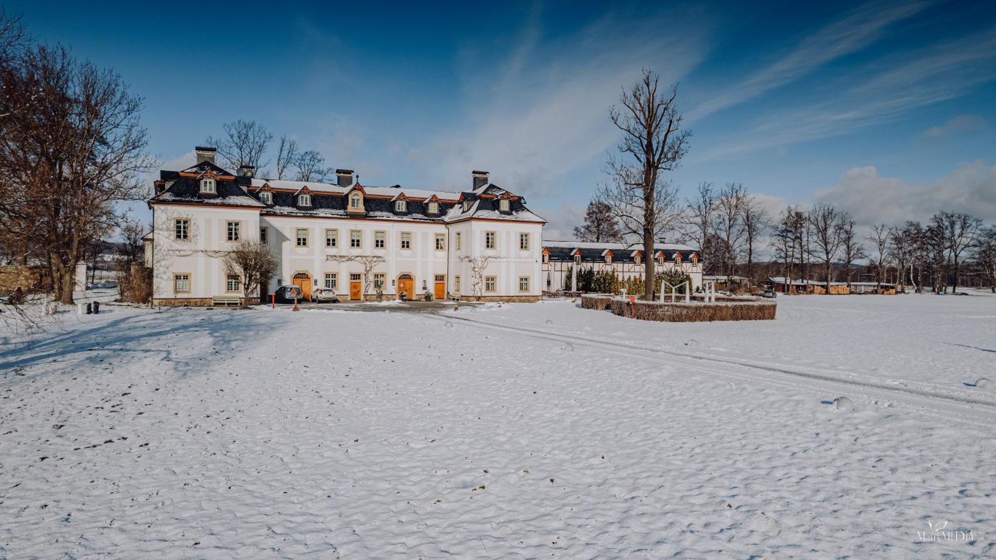 Palac Pakoszow Schlosshotel Wernersdorf يلينيا غورا المظهر الخارجي الصورة The main building of the school