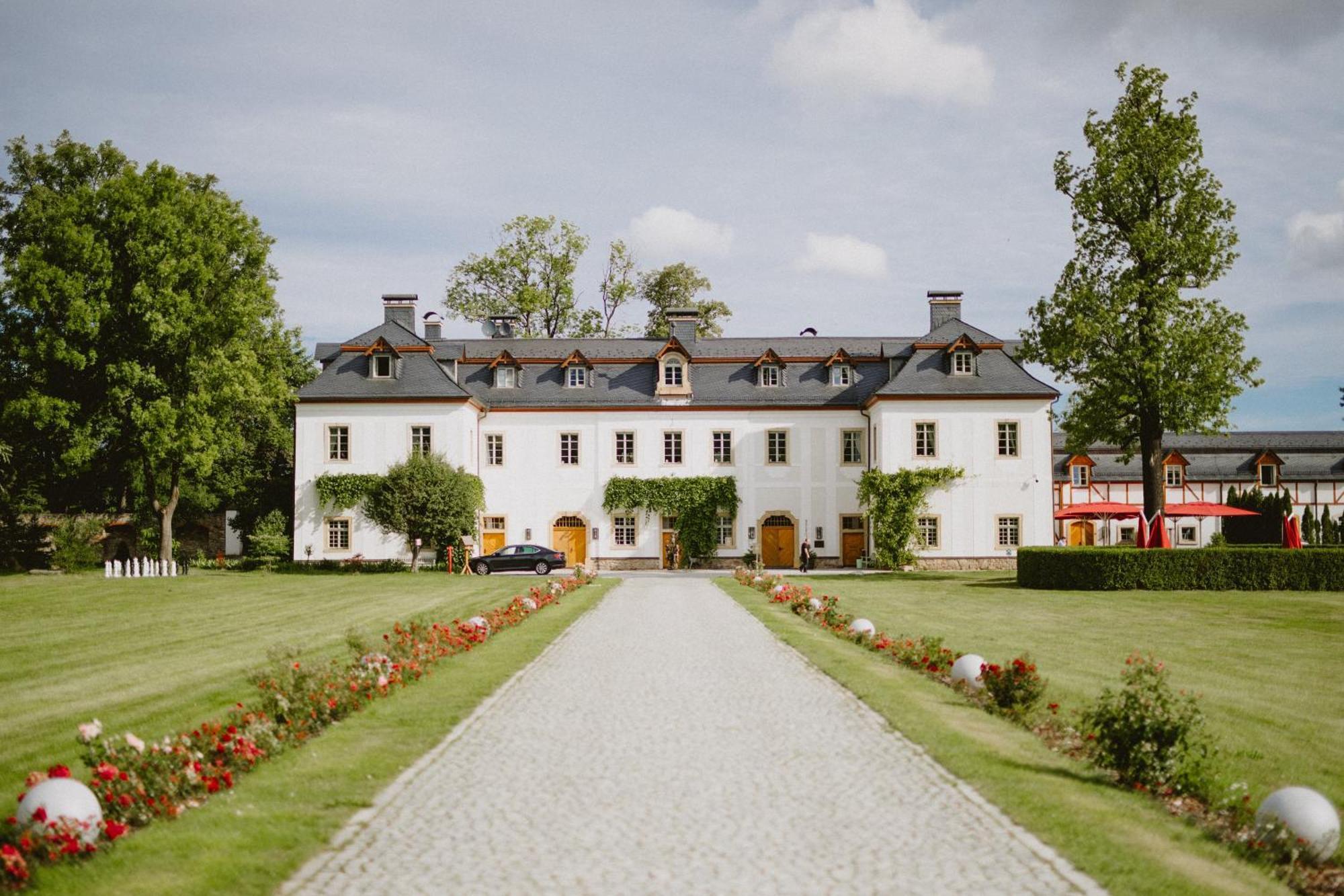 Palac Pakoszow Schlosshotel Wernersdorf يلينيا غورا المظهر الخارجي الصورة The main building of the former abbey