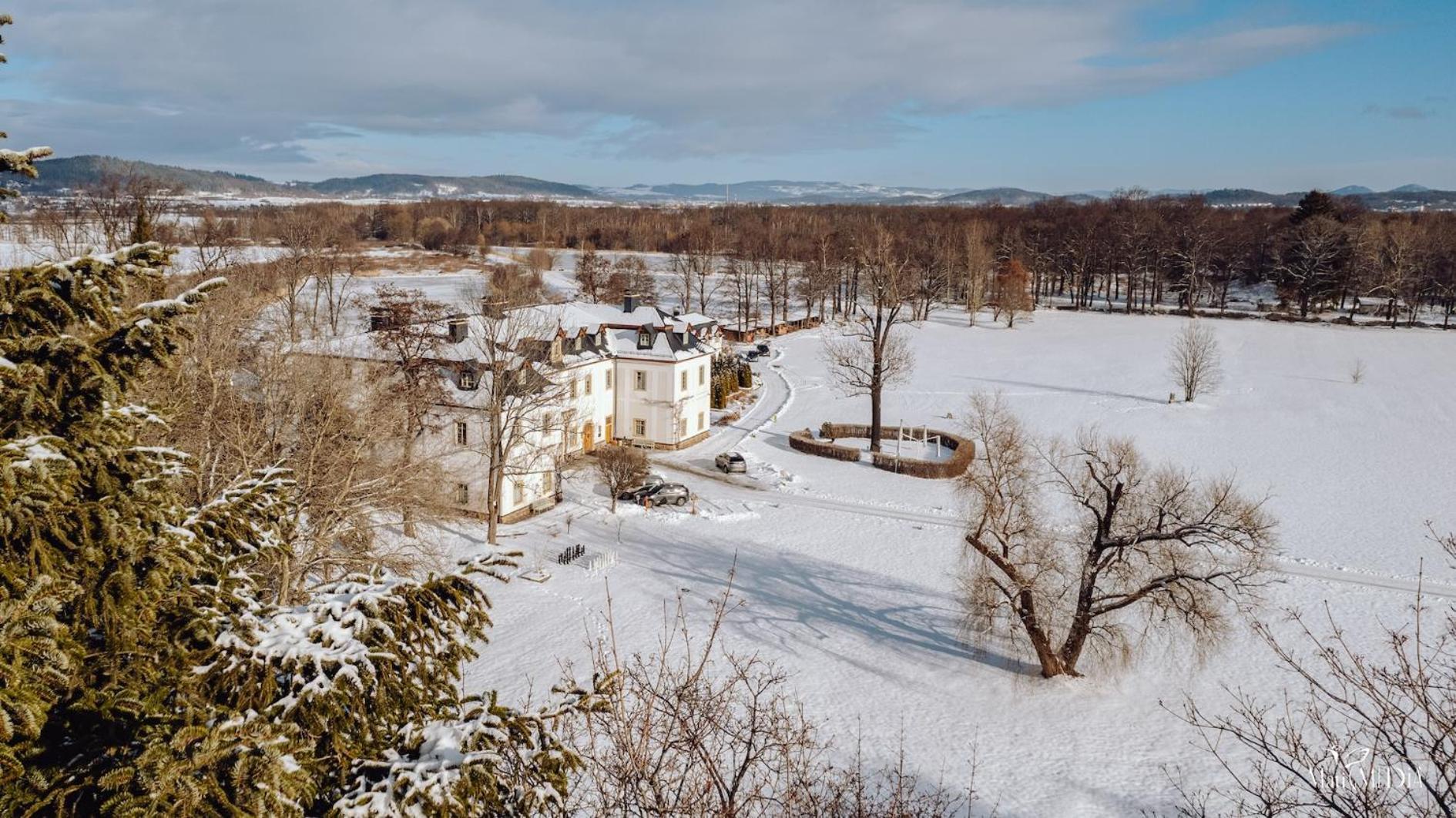 Palac Pakoszow Schlosshotel Wernersdorf يلينيا غورا المظهر الخارجي الصورة A general view of Laon