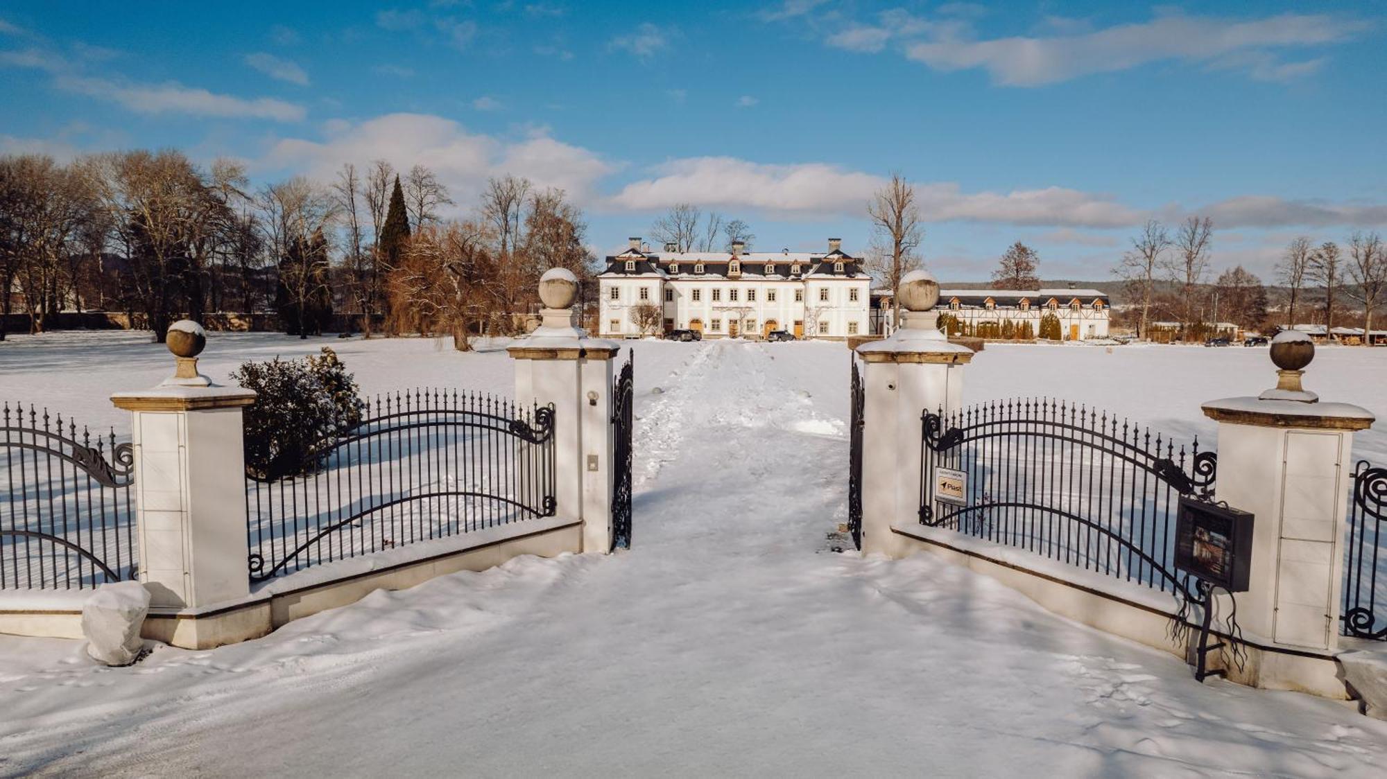 Palac Pakoszow Schlosshotel Wernersdorf يلينيا غورا المظهر الخارجي الصورة The main entrance to the estate
