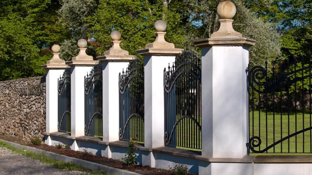 Palac Pakoszow Schlosshotel Wernersdorf يلينيا غورا المظهر الخارجي الصورة The gate piers