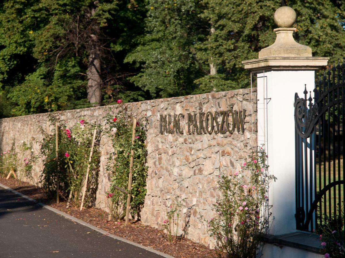 Palac Pakoszow Schlosshotel Wernersdorf يلينيا غورا المظهر الخارجي الصورة Entrance to the Mac Morgan family vault at St Mary's Church, Haddington